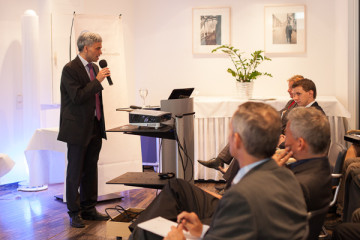 BDPA-Präsident Martin Tongbhoyai vor Teilnehmern des Herbstseminars